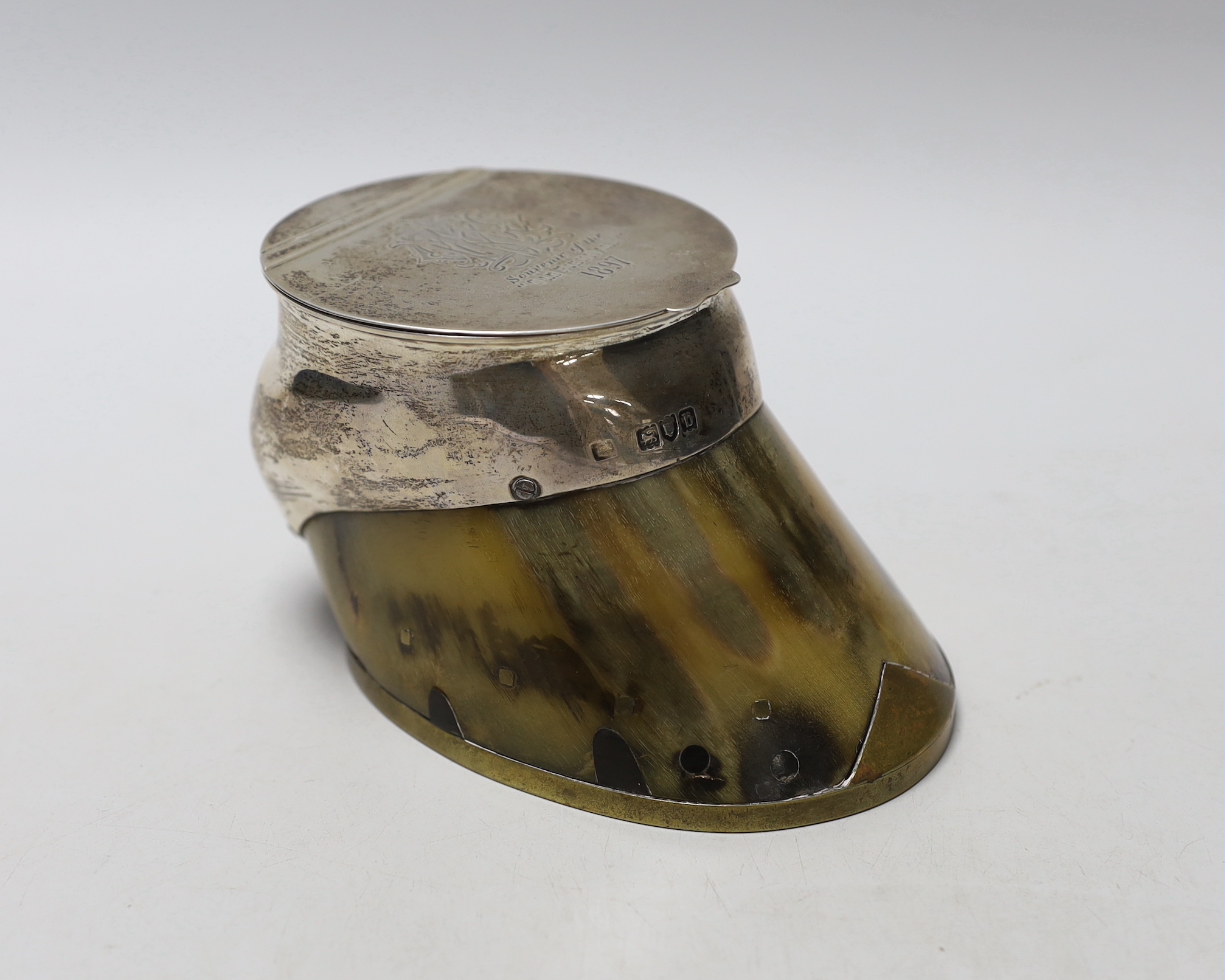 A late Victorian silver and brass mounted horse's hoof inkwell, engraved 'Souvenir of Old Piedbald', London, 1897, height 87mm.